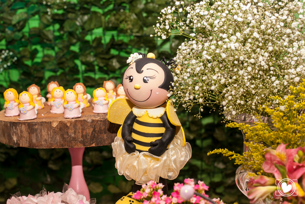 a abelinha esta presente nesta festa, tão bonita e arrumada que brilhou muito neste jardim encantado. até os anjinhos trufas vieram para apreciar tamanha beleza.