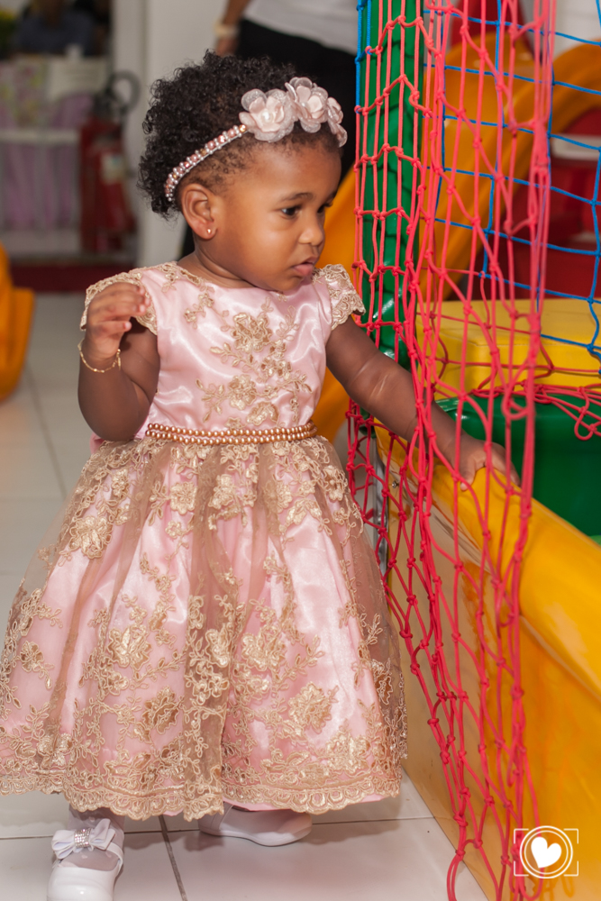 A princesa deste jardim, Petala Luna. e os detalhes da sua roupa: o vestido era perfeito, todo em rosa bebê, e sobreposto com bordados dourados. A tiara confeccionada exclusivamente para este vestido e sapatinhos brancos montava o look da aniversariante.