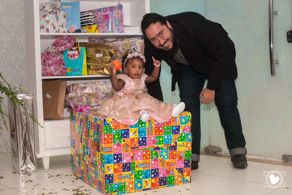 O Dindo exagerou e comprou um presente maior do que a aniversariante. mas ela adorou.