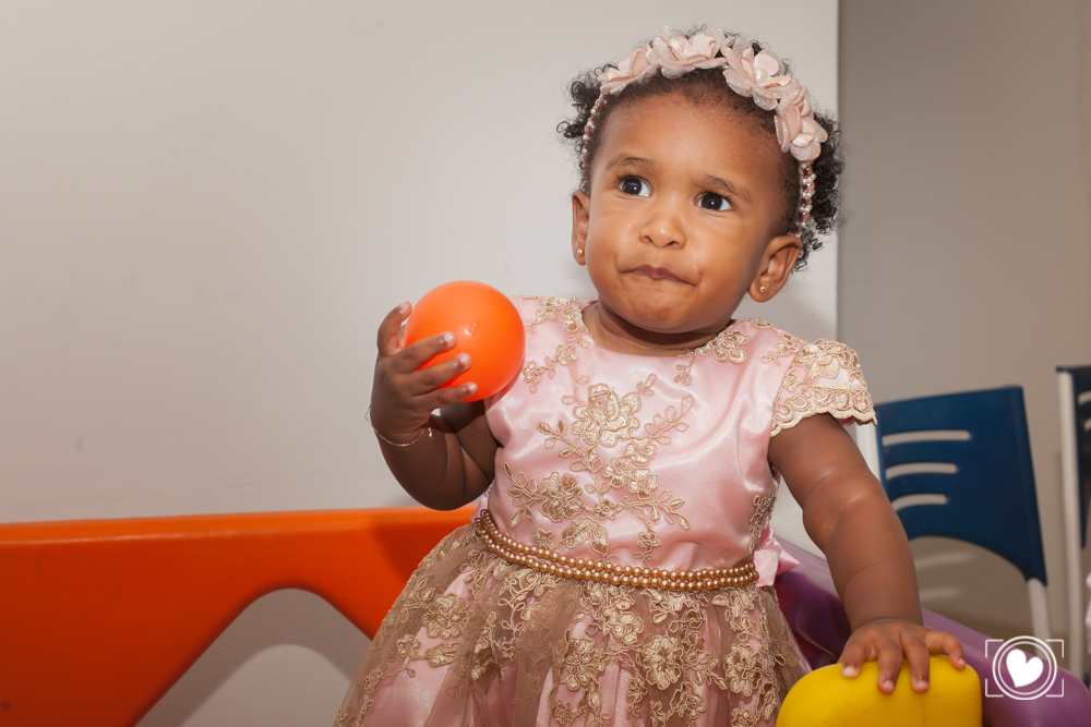essa deve ter gosto de tangerina porque ela não desgrudou festa bolinha. 
