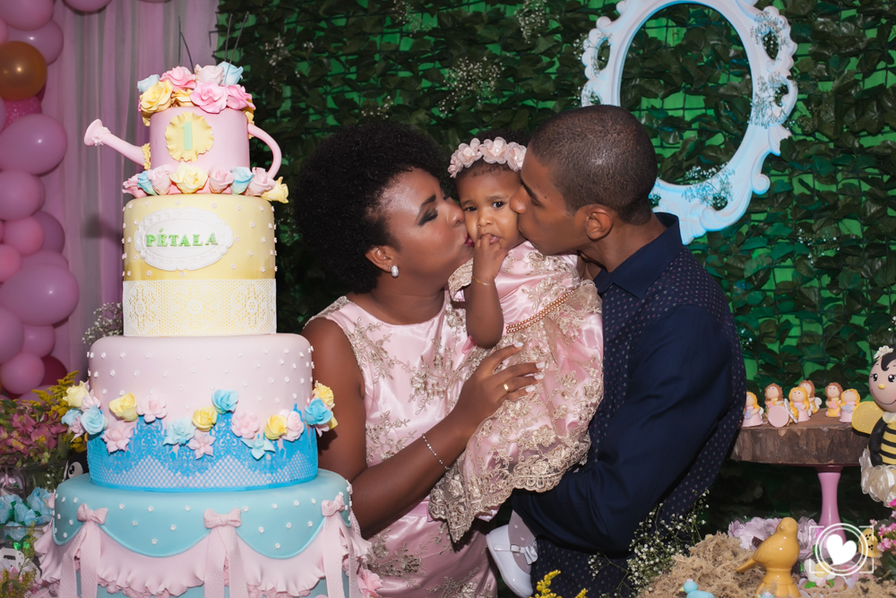 não tem beijinho mais doce que este. mamae e papai enchendo de carinho.