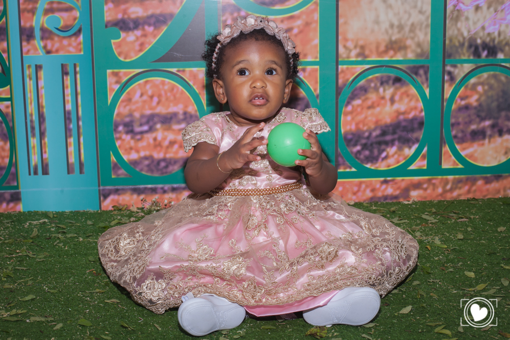 a princesa mais bonita da festa, com sua bolinha inseparavel. 