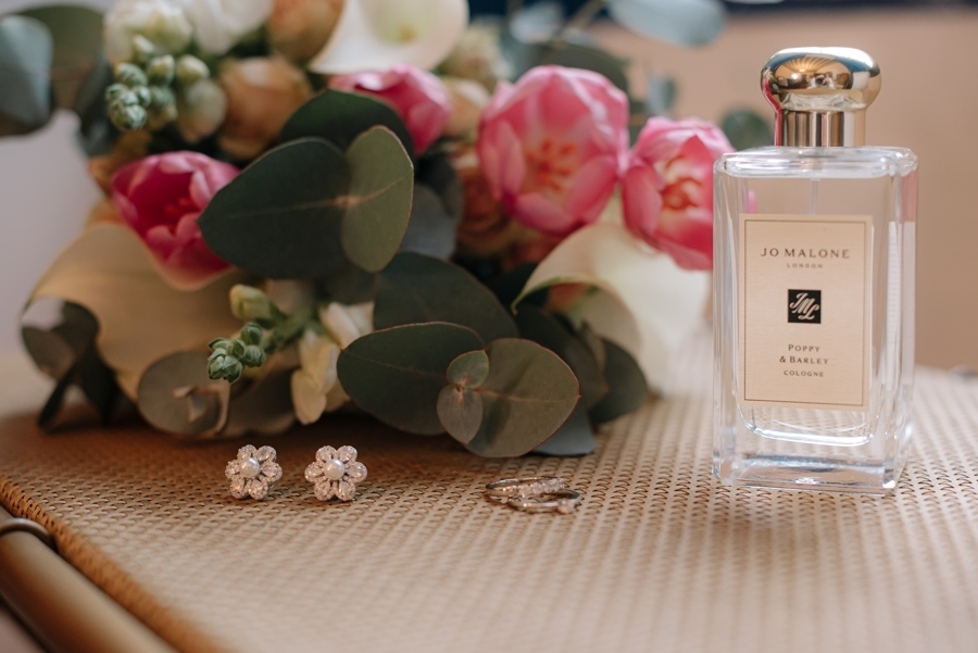 Buquê, perfume, brinco anel noiva