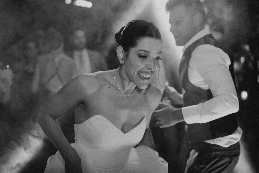noiva feliz noiva dançando balada casamento