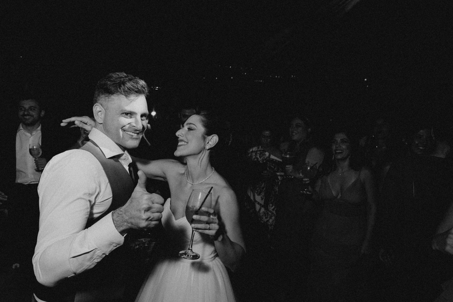 balada de casmento noivos felizes noivos dançando drink de casamento