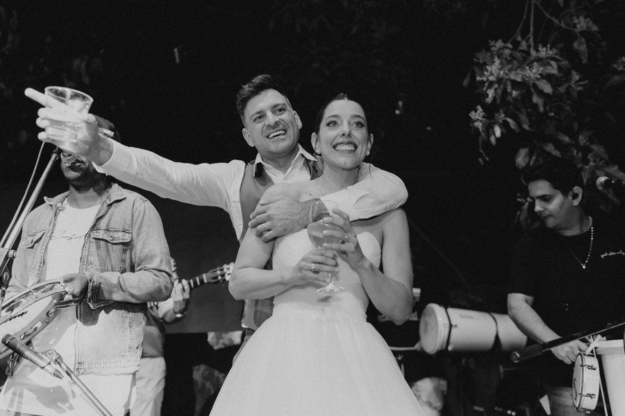 noivos no palco noivos felizes noivos dançando balada de casamento drink de casamento