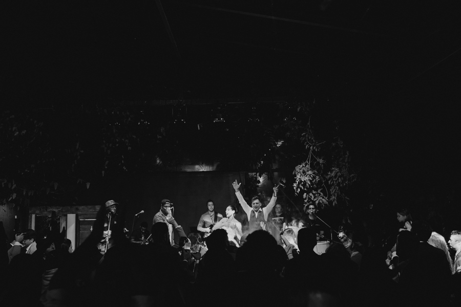 noivos no palco noivos felizes noivos dançando balada de casamento drink de casamento