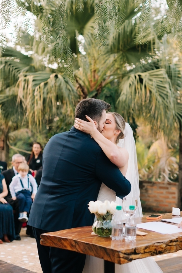 Noivo pode beijar a noiva