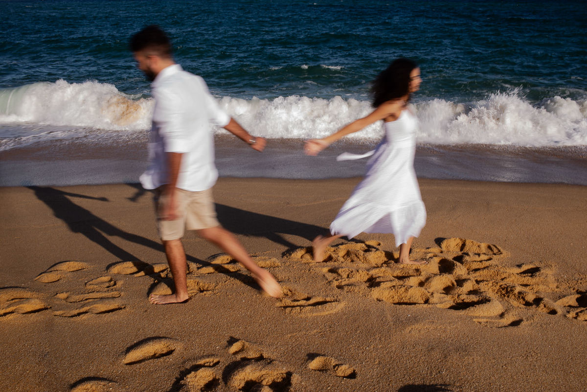 Ensaio Pré-Wedding em Rio das Ostras. Pré-Casamento na Praia Virgem. Fotografo de Casamento com fotografia espontânea