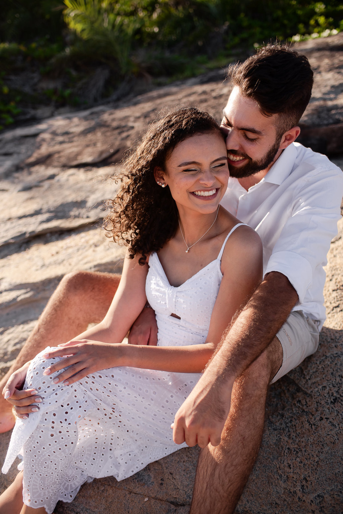 Ensaio Pré-Wedding em Rio das Ostras. Pré-Casamento na Praia Virgem. Fotografo de Casamento com fotografia espontânea