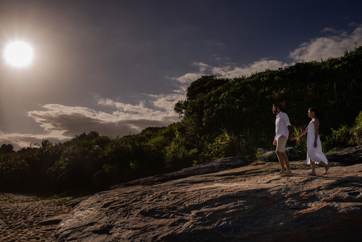Ensaio Pré-Wedding em Rio das Ostras. Pré-Casamento na Praia Virgem. Fotografo de Casamento com fotografia espontânea