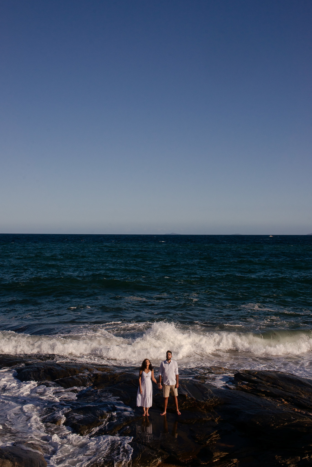 Ensaio Pré-Wedding em Rio das Ostras. Pré-Casamento na Praia Virgem. Fotografo de Casamento com fotografia espontânea