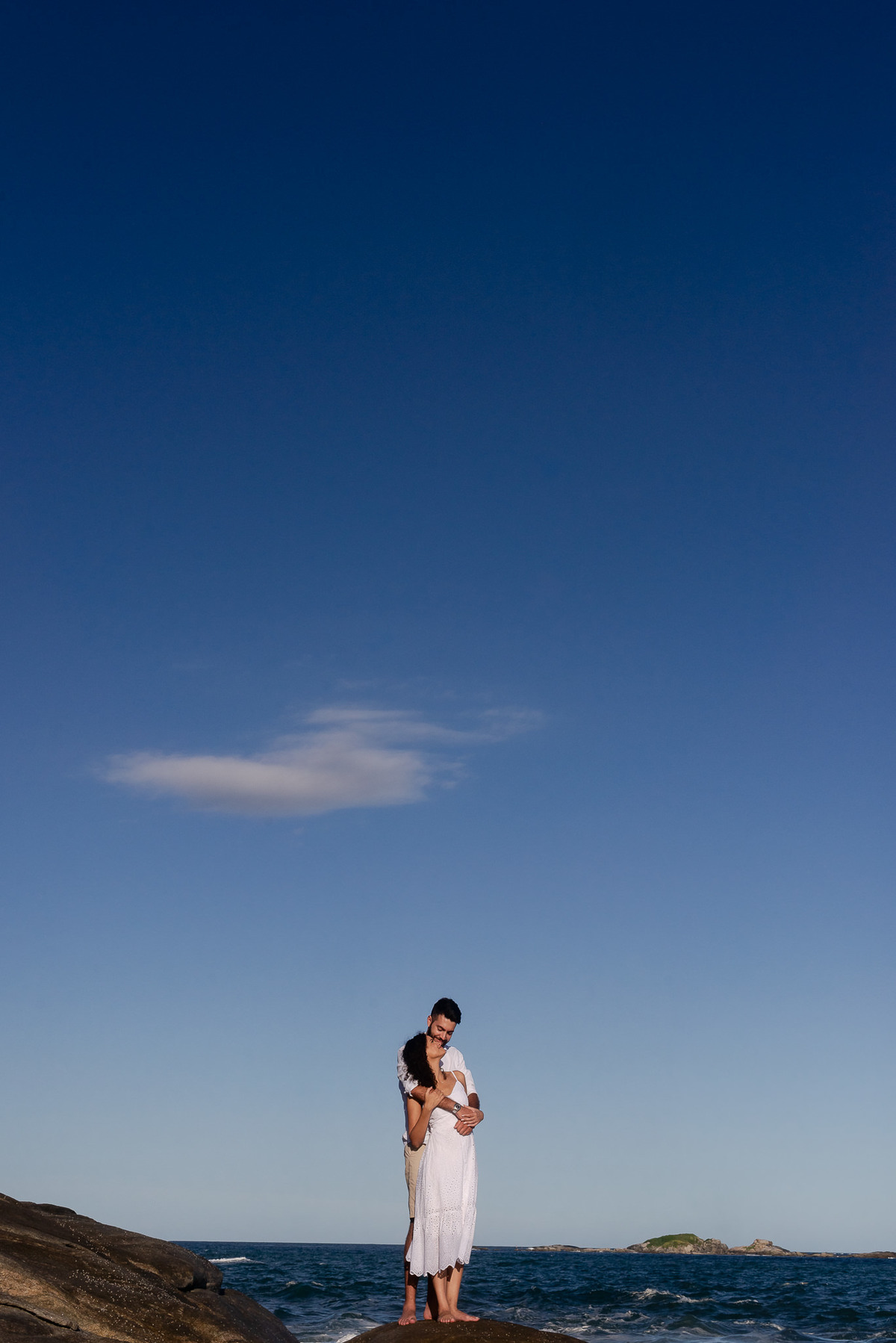 Ensaio Pré-Wedding em Rio das Ostras. Pré-Casamento na Praia Virgem. Fotografo de Casamento com fotografia espontânea