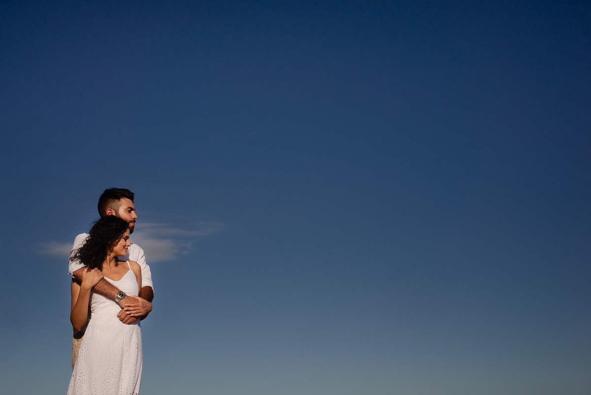 Ensaio Pré-Wedding em Rio das Ostras. Pré-Casamento na Praia Virgem. Fotografo de Casamento com fotografia espontânea