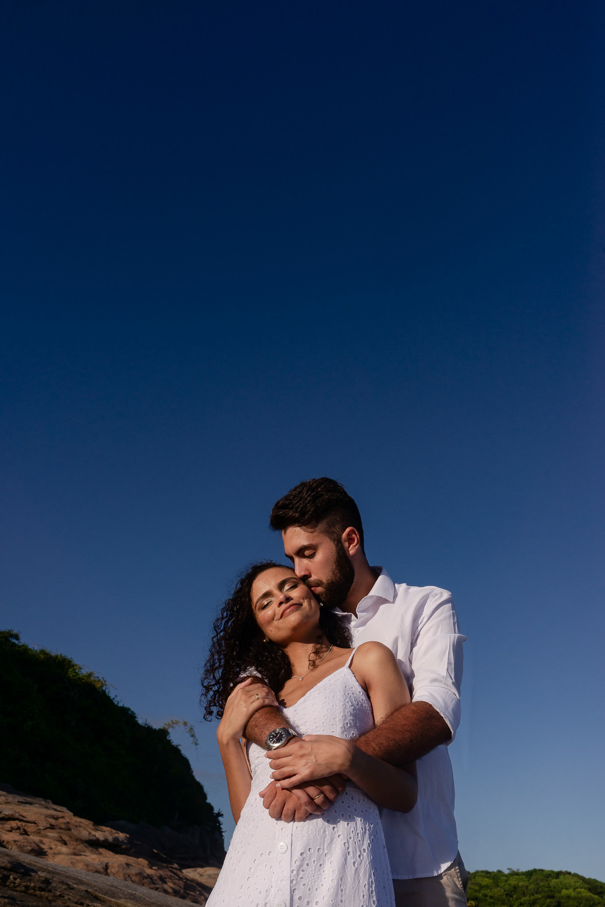 Ensaio Pré-Wedding em Rio das Ostras. Pré-Casamento na Praia Virgem. Fotografo de Casamento com fotografia espontânea