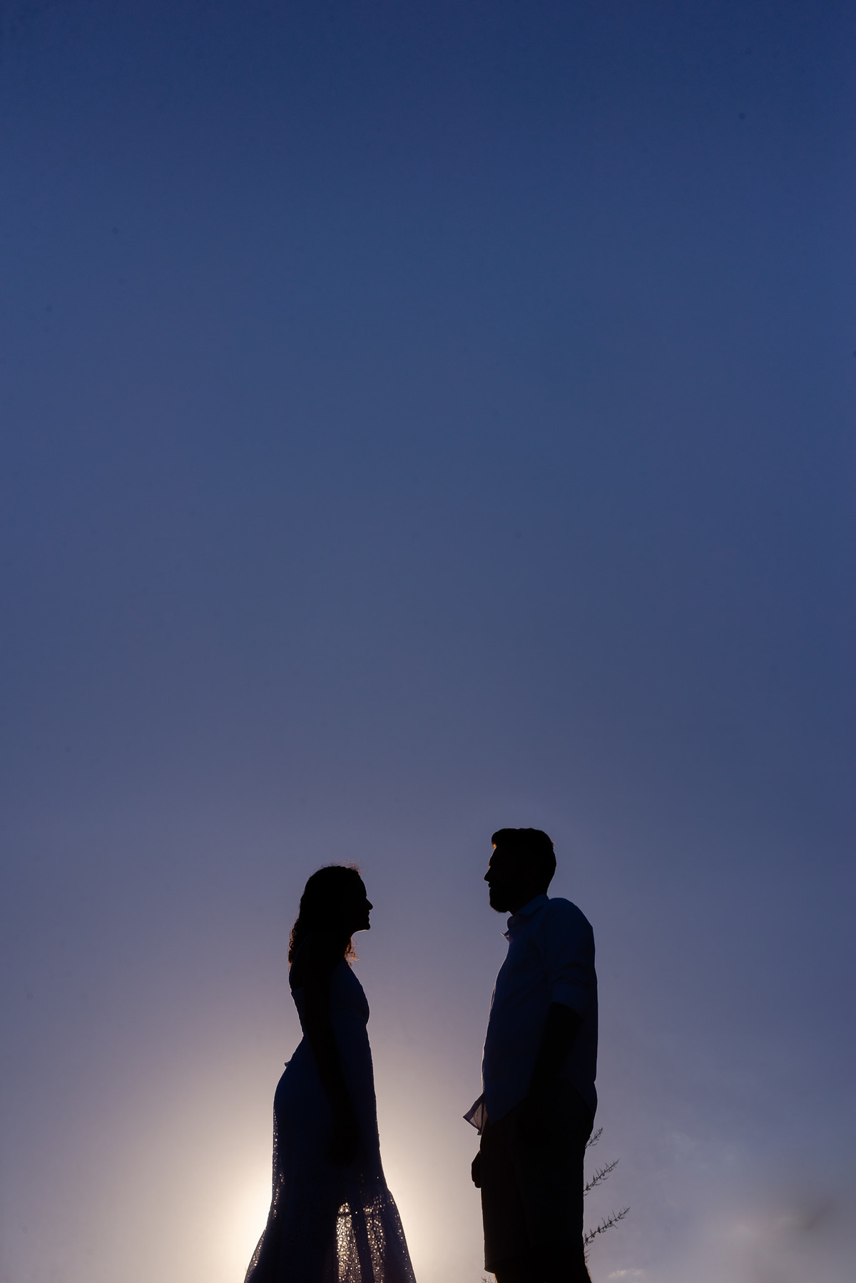 Ensaio Pré-Wedding em Rio das Ostras. Pré-Casamento na Praia Virgem. Fotografo de Casamento com fotografia espontânea