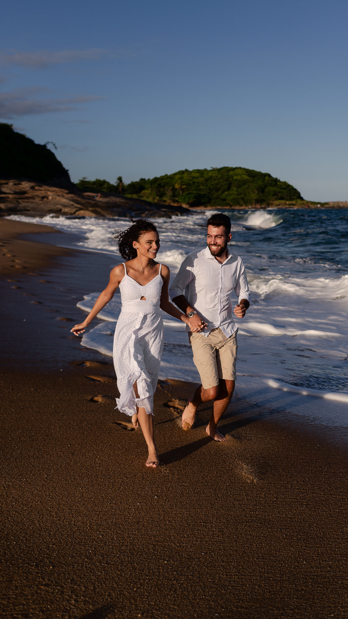 Ensaio Pré-Wedding em Rio das Ostras. Pré-Casamento na Praia Virgem. Fotografo de Casamento com fotografia espontânea