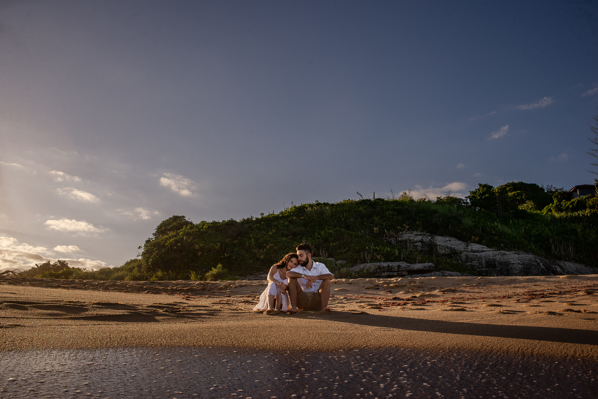 Ensaio Pré-Wedding em Rio das Ostras. Pré-Casamento na Praia Virgem. Fotografo de Casamento com fotografia espontânea