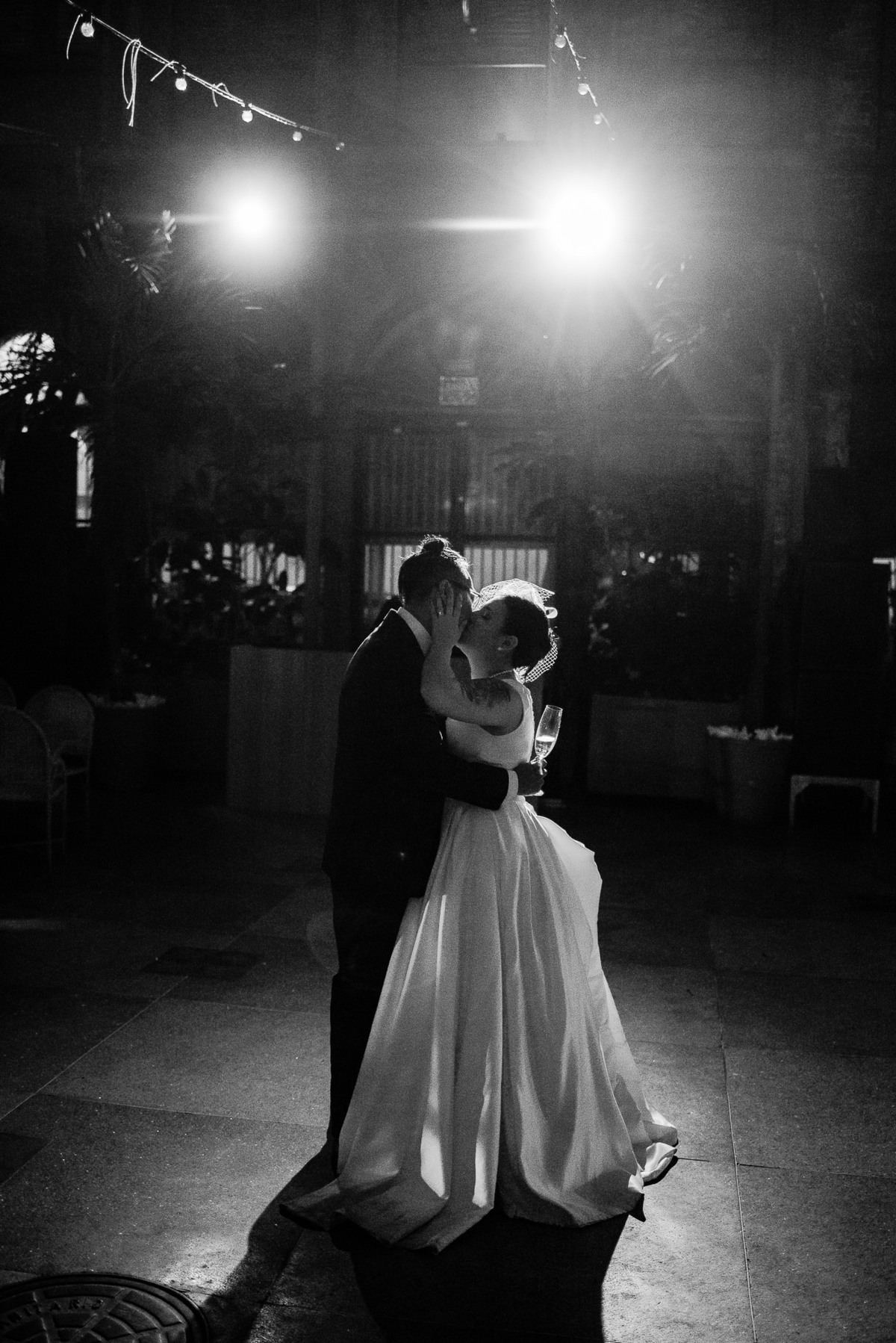 Casamento Católico na Igreja Nossa Senhora da Candelária com recepção no restaurante Cais do Oriente. Making Of no hotel Windsor. Foto e Filme Documental de casamentos no Rio de Janeiro.