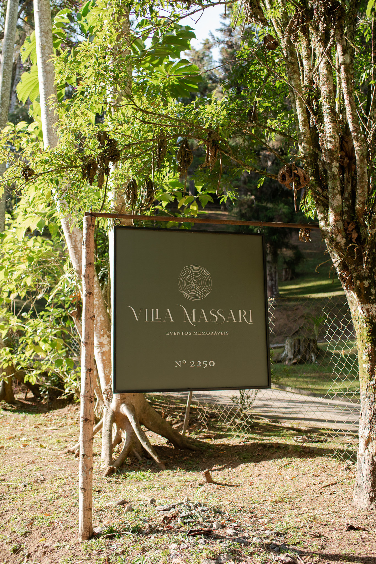 Casamento evangélico na Villa Massari em Nova Friburgo, região serrana do Rio de Janeiro.

Foto e Filme documental com registro espontâneo, leve e artístico.