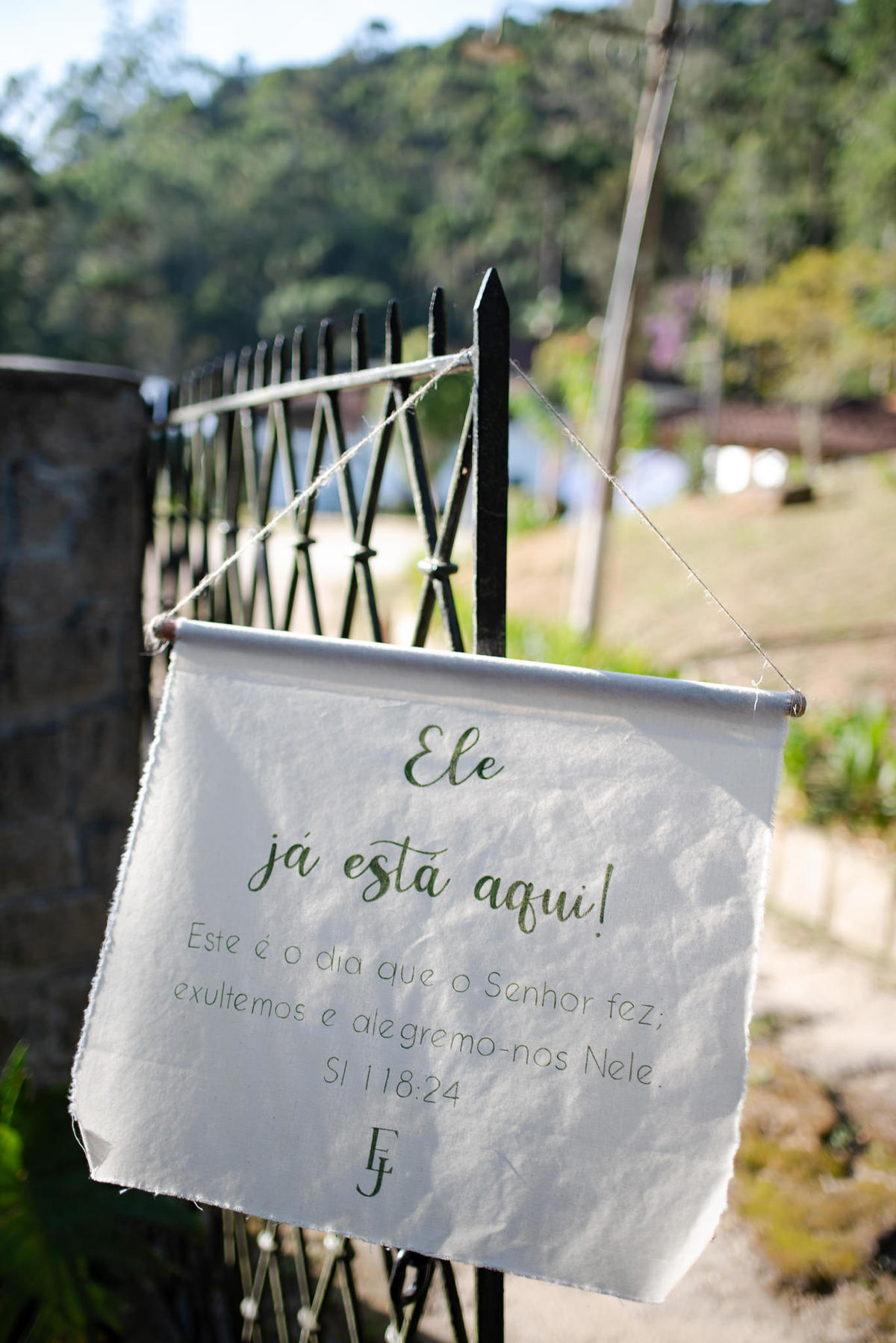 Casamento evangélico na Villa Massari em Nova Friburgo, região serrana do Rio de Janeiro.

Foto e Filme documental com registro espontâneo, leve e artístico.