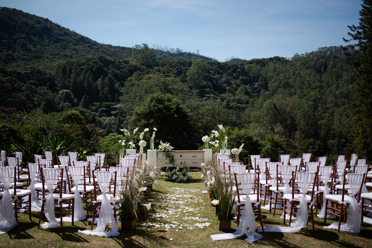 Casamento evangélico na Villa Massari em Nova Friburgo, região serrana do Rio de Janeiro.

Foto e Filme documental com registro espontâneo, leve e artístico.