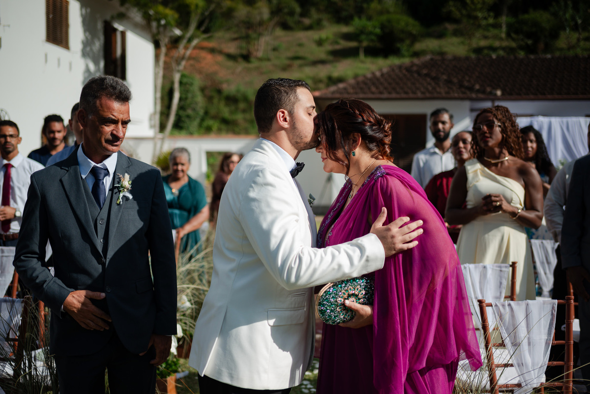 Casamento evangélico na Villa Massari em Nova Friburgo, região serrana do Rio de Janeiro.

Foto e Filme documental com registro espontâneo, leve e artístico.