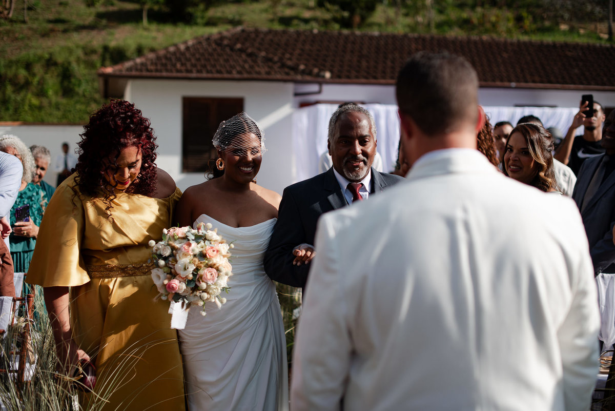 Casamento evangélico na Villa Massari em Nova Friburgo, região serrana do Rio de Janeiro.

Foto e Filme documental com registro espontâneo, leve e artístico.
