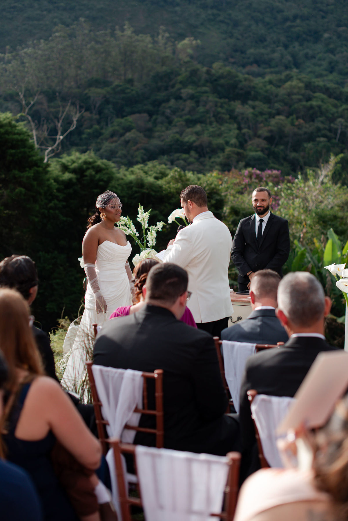 Casamento evangélico na Villa Massari em Nova Friburgo, região serrana do Rio de Janeiro.

Foto e Filme documental com registro espontâneo, leve e artístico.