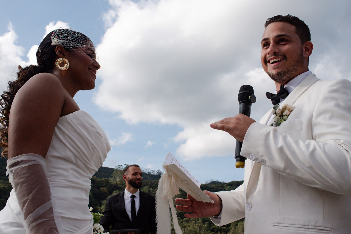 Casamento evangélico na Villa Massari em Nova Friburgo, região serrana do Rio de Janeiro.

Foto e Filme documental com registro espontâneo, leve e artístico.