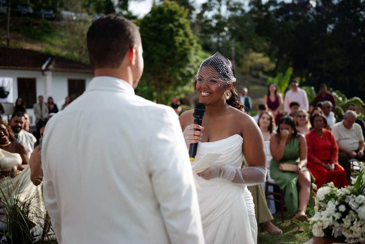 Casamento evangélico na Villa Massari em Nova Friburgo, região serrana do Rio de Janeiro.

Foto e Filme documental com registro espontâneo, leve e artístico.