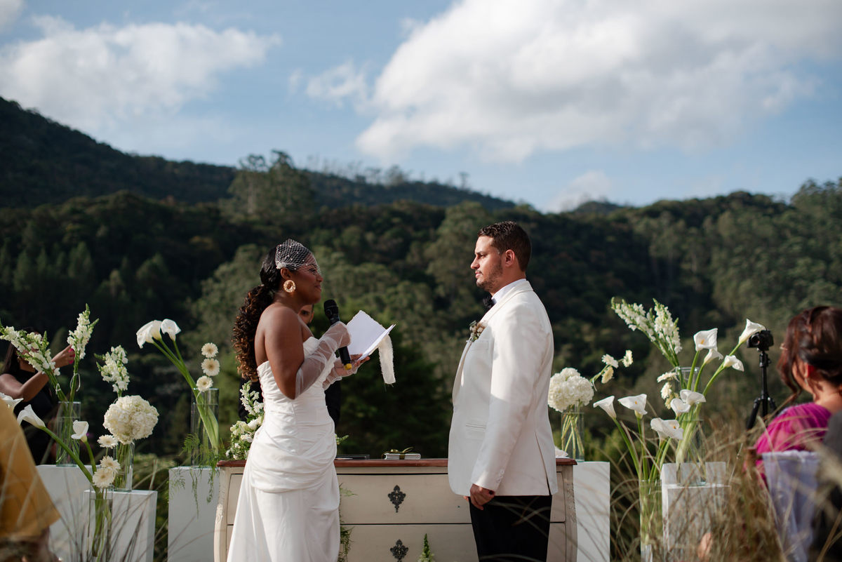 Casamento evangélico na Villa Massari em Nova Friburgo, região serrana do Rio de Janeiro.

Foto e Filme documental com registro espontâneo, leve e artístico.