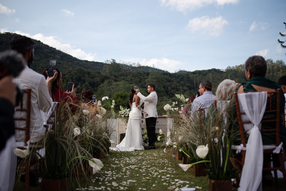 Casamento evangélico na Villa Massari em Nova Friburgo, região serrana do Rio de Janeiro.

Foto e Filme documental com registro espontâneo, leve e artístico.