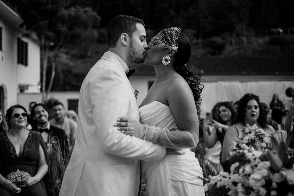 Casamento evangélico na Villa Massari em Nova Friburgo, região serrana do Rio de Janeiro.

Foto e Filme documental com registro espontâneo, leve e artístico.