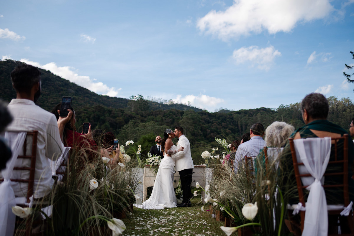 Casamento evangélico na Villa Massari em Nova Friburgo, região serrana do Rio de Janeiro.

Foto e Filme documental com registro espontâneo, leve e artístico.