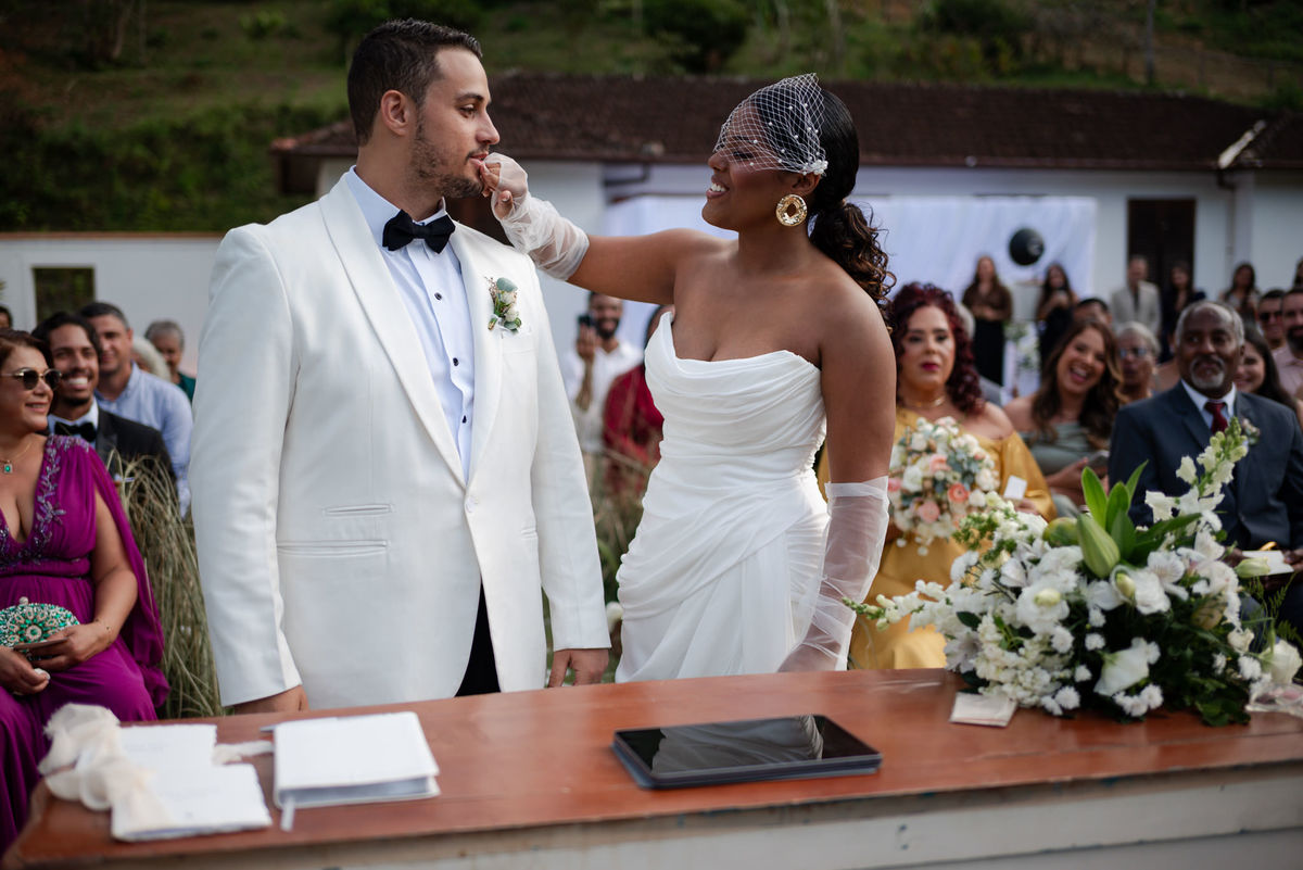 Casamento evangélico na Villa Massari em Nova Friburgo, região serrana do Rio de Janeiro.

Foto e Filme documental com registro espontâneo, leve e artístico.