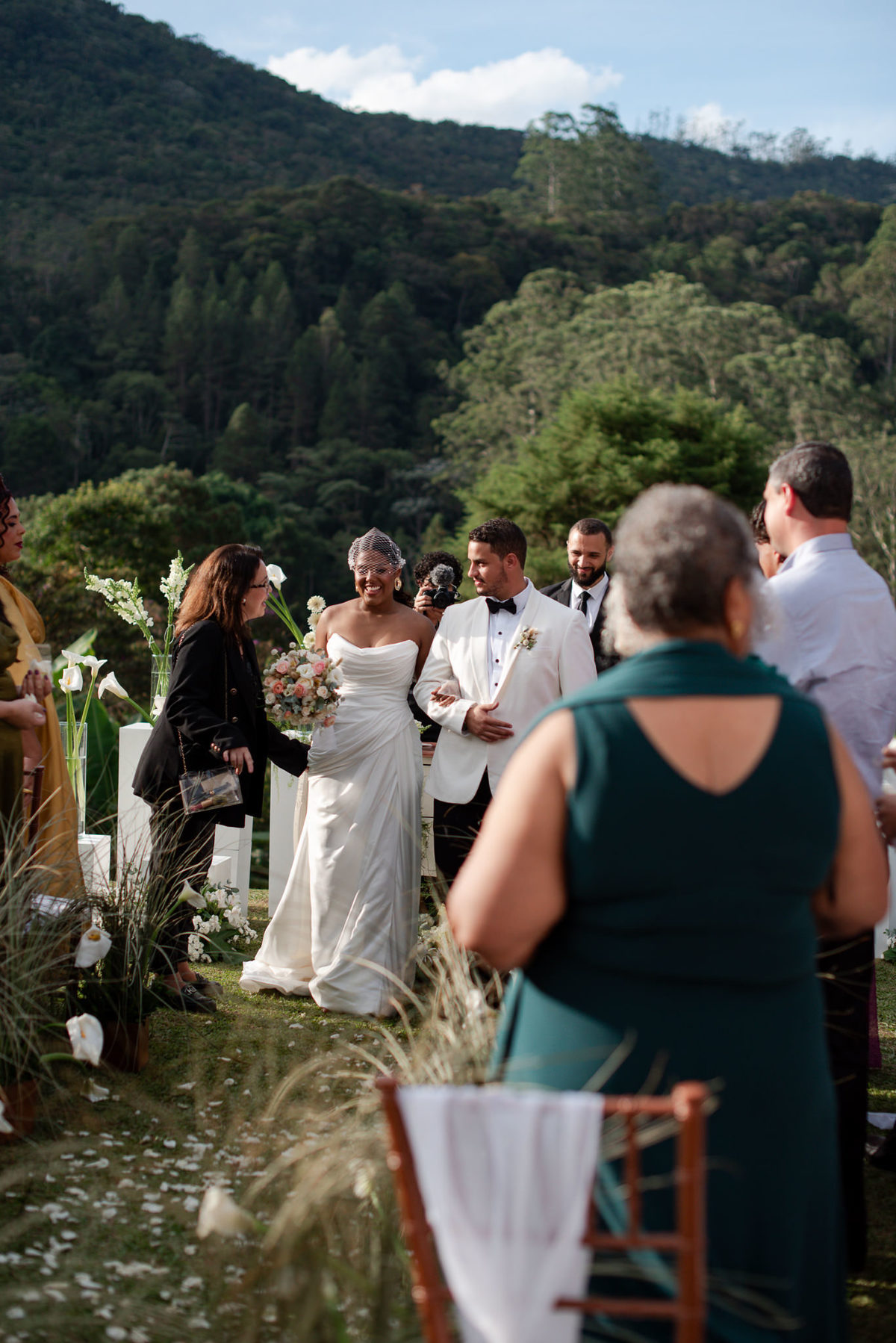 Casamento evangélico na Villa Massari em Nova Friburgo, região serrana do Rio de Janeiro.

Foto e Filme documental com registro espontâneo, leve e artístico.