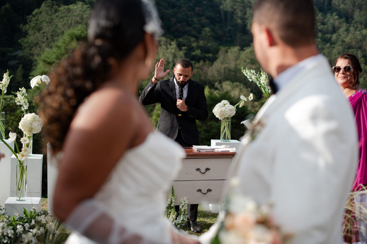 Casamento evangélico na Villa Massari em Nova Friburgo, região serrana do Rio de Janeiro.

Foto e Filme documental com registro espontâneo, leve e artístico.