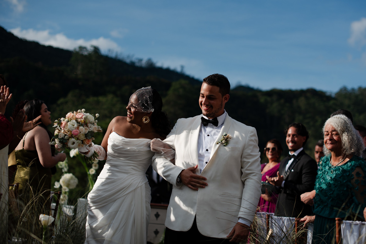 Casamento evangélico na Villa Massari em Nova Friburgo, região serrana do Rio de Janeiro.

Foto e Filme documental com registro espontâneo, leve e artístico.