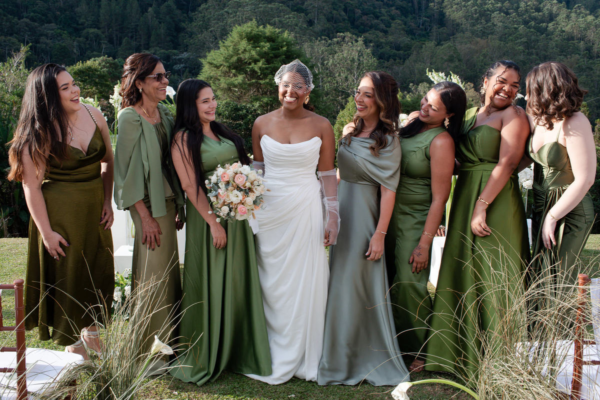 Casamento evangélico na Villa Massari em Nova Friburgo, região serrana do Rio de Janeiro.

Foto e Filme documental com registro espontâneo, leve e artístico.