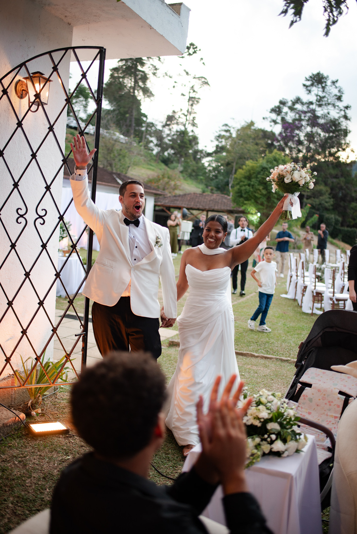 Casamento evangélico na Villa Massari em Nova Friburgo, região serrana do Rio de Janeiro.

Foto e Filme documental com registro espontâneo, leve e artístico.