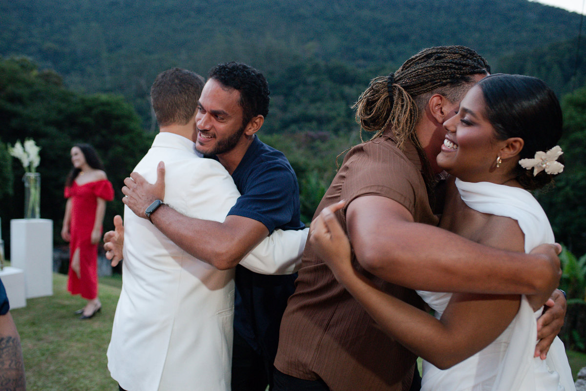 Casamento evangélico na Villa Massari em Nova Friburgo, região serrana do Rio de Janeiro.

Foto e Filme documental com registro espontâneo, leve e artístico.
