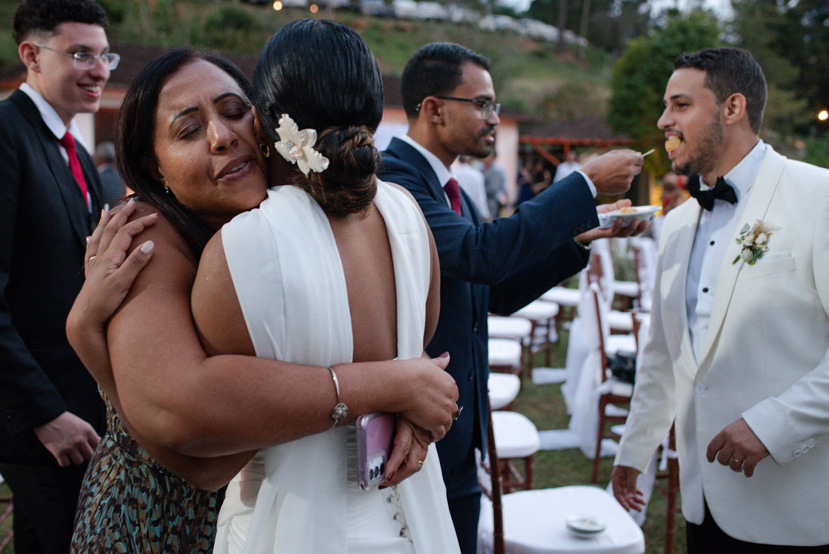 Casamento evangélico na Villa Massari em Nova Friburgo, região serrana do Rio de Janeiro.

Foto e Filme documental com registro espontâneo, leve e artístico.