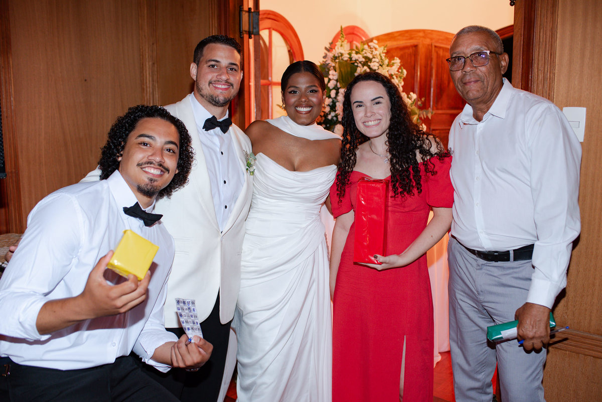 Casamento evangélico na Villa Massari em Nova Friburgo, região serrana do Rio de Janeiro.

Foto e Filme documental com registro espontâneo, leve e artístico.
