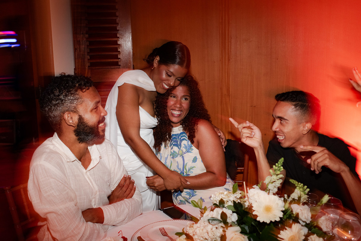 Casamento evangélico na Villa Massari em Nova Friburgo, região serrana do Rio de Janeiro.

Foto e Filme documental com registro espontâneo, leve e artístico.