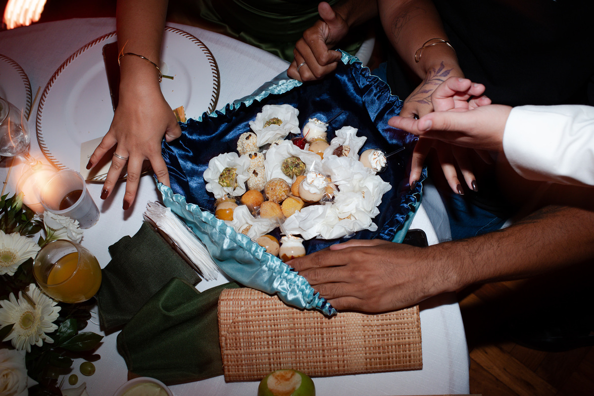 Casamento evangélico na Villa Massari em Nova Friburgo, região serrana do Rio de Janeiro.

Foto e Filme documental com registro espontâneo, leve e artístico.