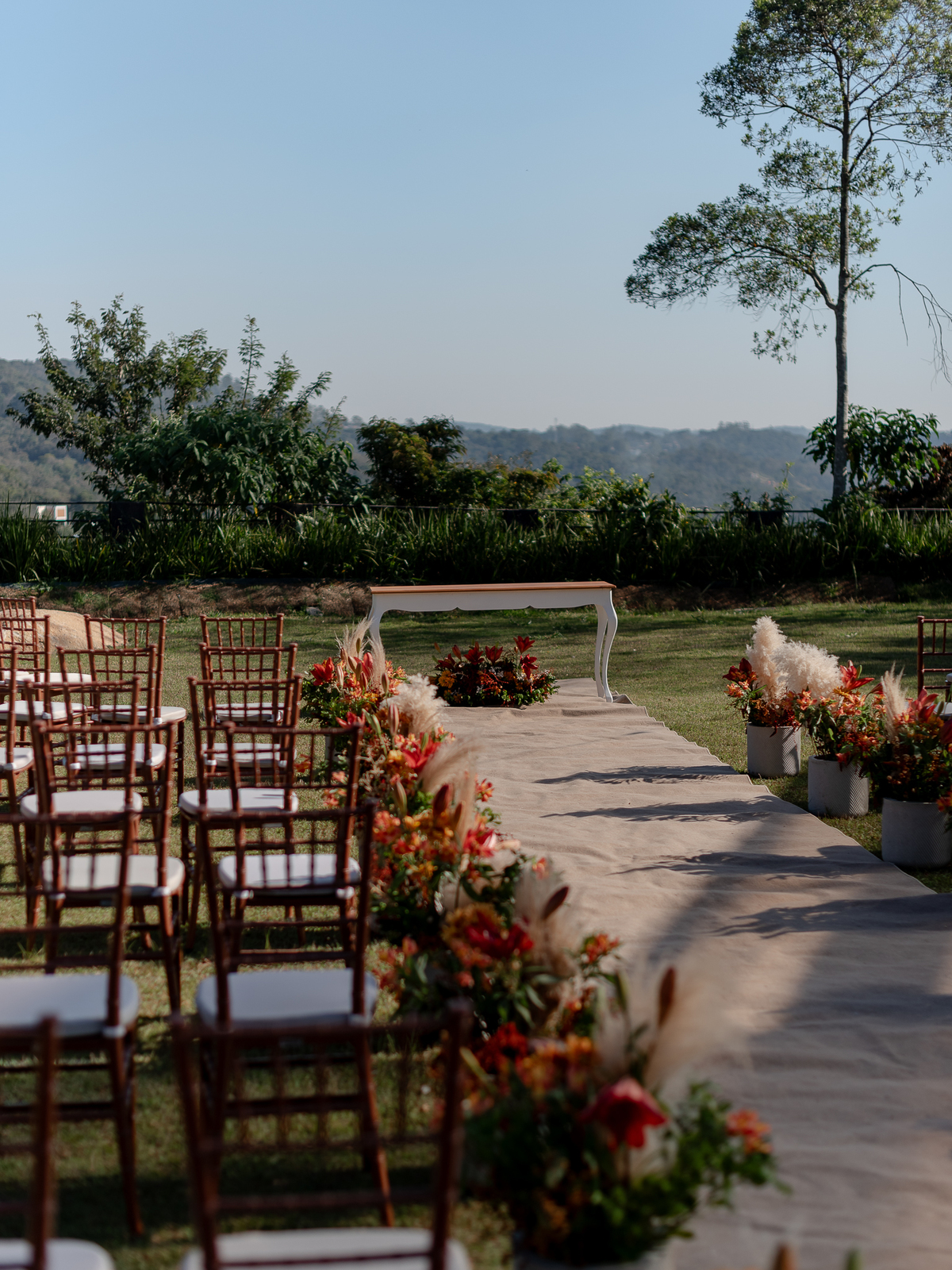 Casamento no fim de tarde na casa de festa Mirante Juruá, localizada em Mairiporã - SP. Foto e Filme documental de casamentos para casais que buscam um registro espontâneo, leve, divertido e  natural.