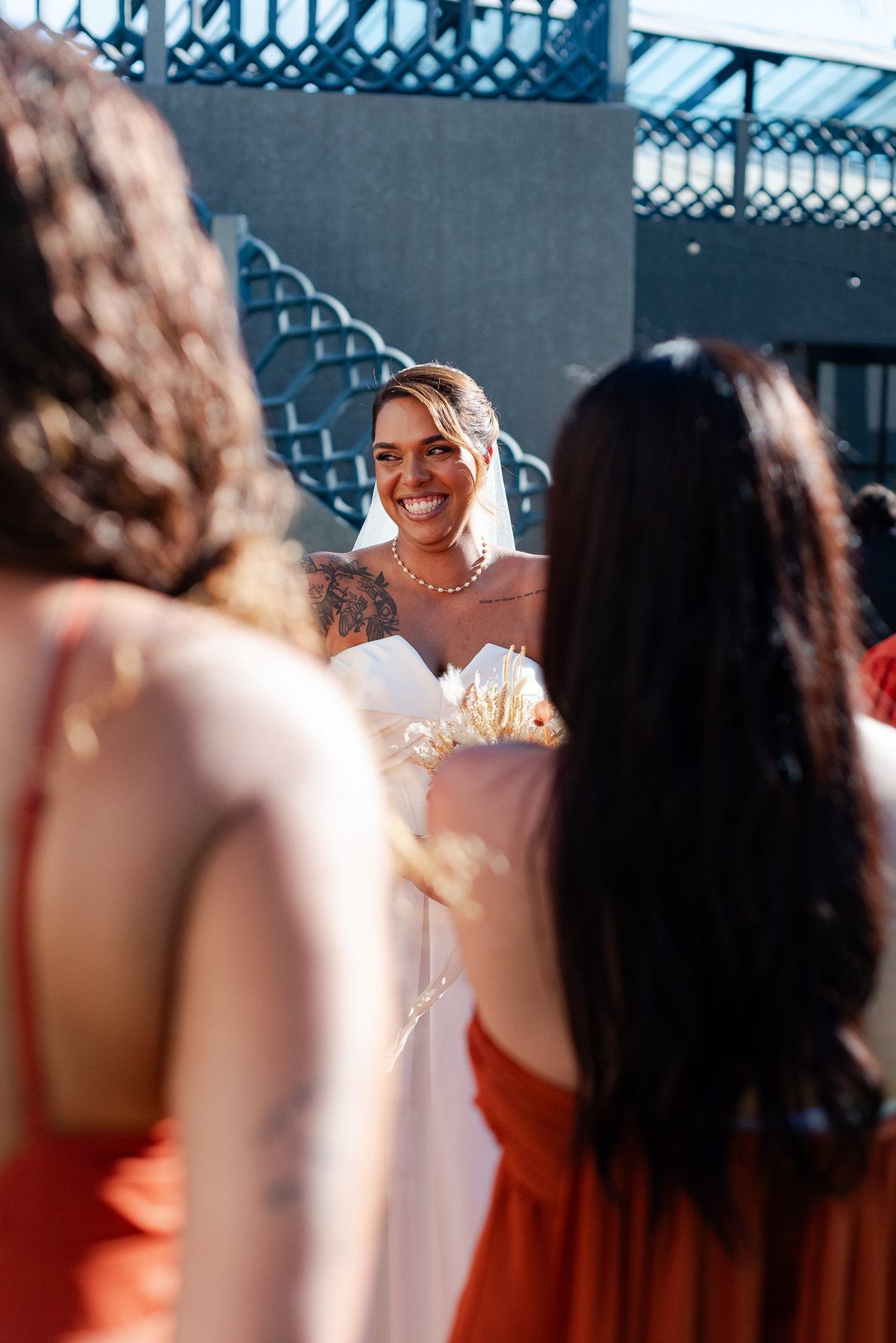 Casamento no fim de tarde na casa de festa Mirante Juruá, localizada em Mairiporã - SP. Foto e Filme documental de casamentos para casais que buscam um registro espontâneo, leve, divertido e  natural.