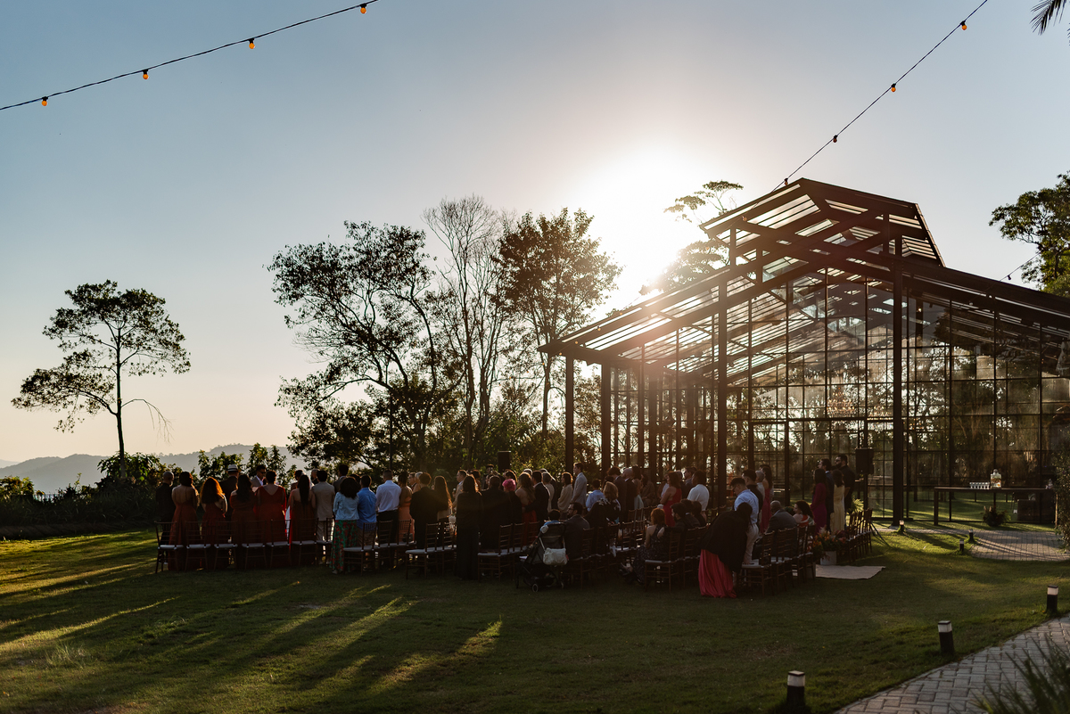 Casamento no fim de tarde na casa de festa Mirante Juruá, localizada em Mairiporã - SP. Foto e Filme documental de casamentos para casais que buscam um registro espontâneo, leve, divertido e  natural.