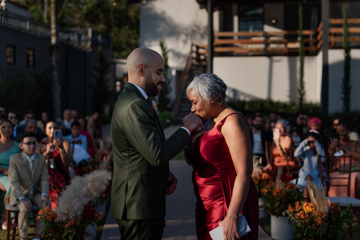 Casamento no fim de tarde na casa de festa Mirante Juruá, localizada em Mairiporã - SP. Foto e Filme documental de casamentos para casais que buscam um registro espontâneo, leve, divertido e  natural.